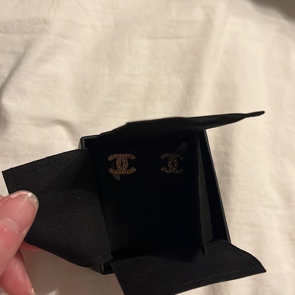 Chanel earrings comes with tags never worn - Picture 5 of 11